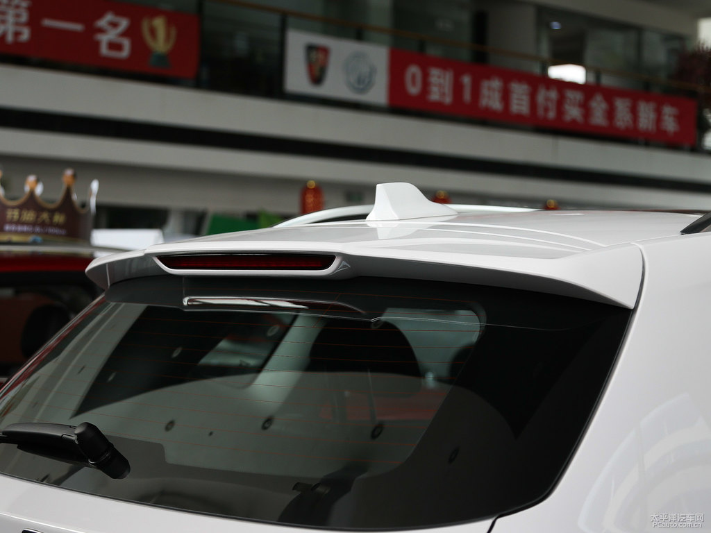 典雅白榮威RX5車尾外觀圖片