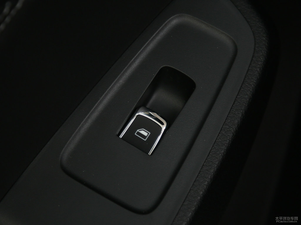 典雅白榮威RX5車廂內(nèi)飾圖片