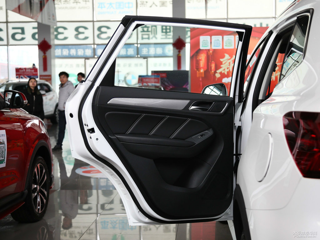 典雅白榮威RX5車廂內(nèi)飾圖片