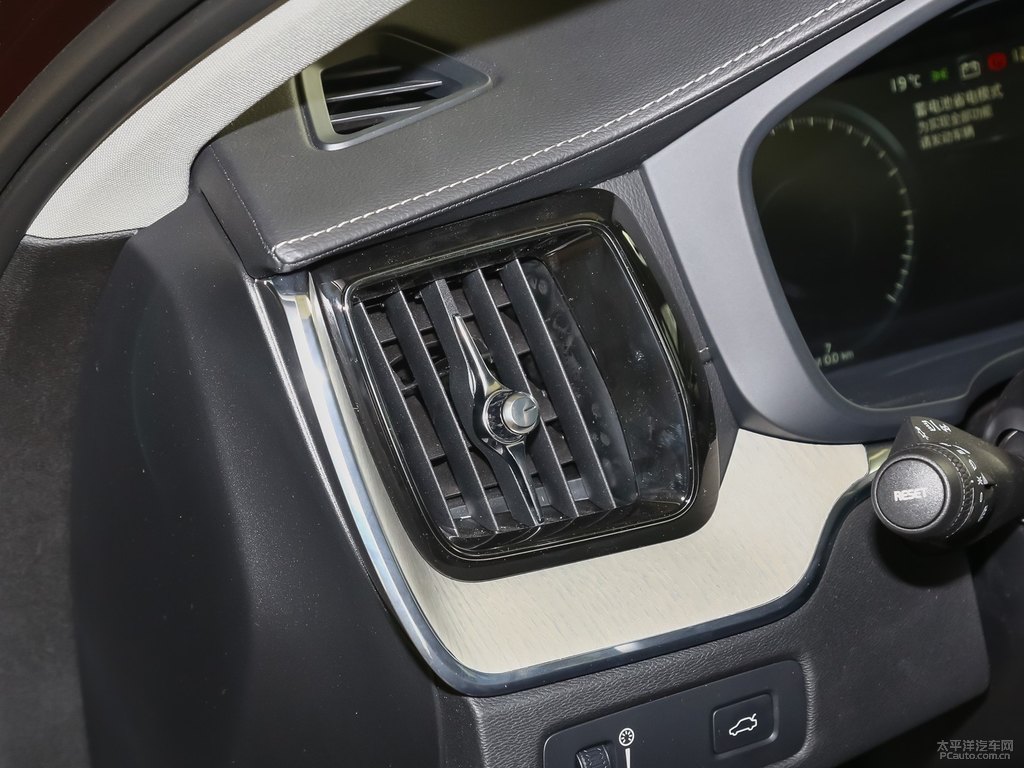 楓木棕沃爾沃XC60中控內(nèi)飾圖片