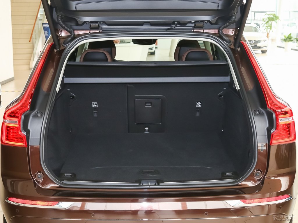 楓木棕沃爾沃XC60后備廂空間圖片