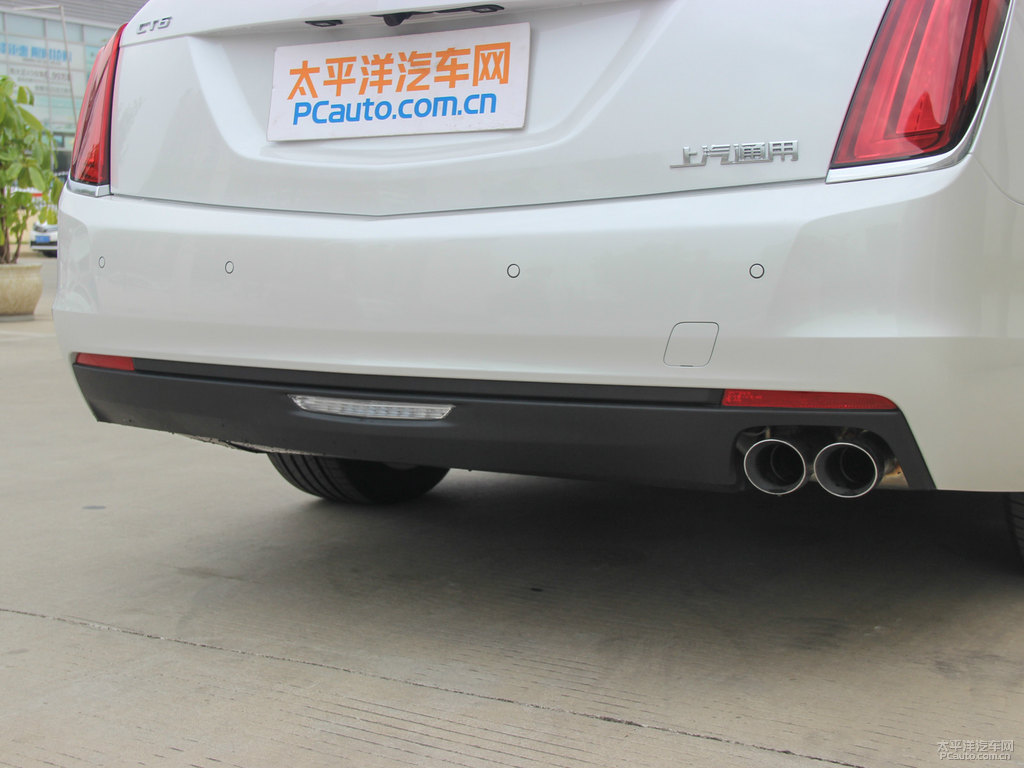 鉆白凱迪拉克CT6車尾外觀圖片