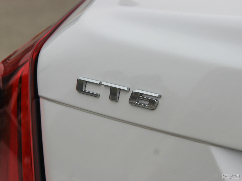 鉆白凱迪拉克CT6車尾外觀圖片