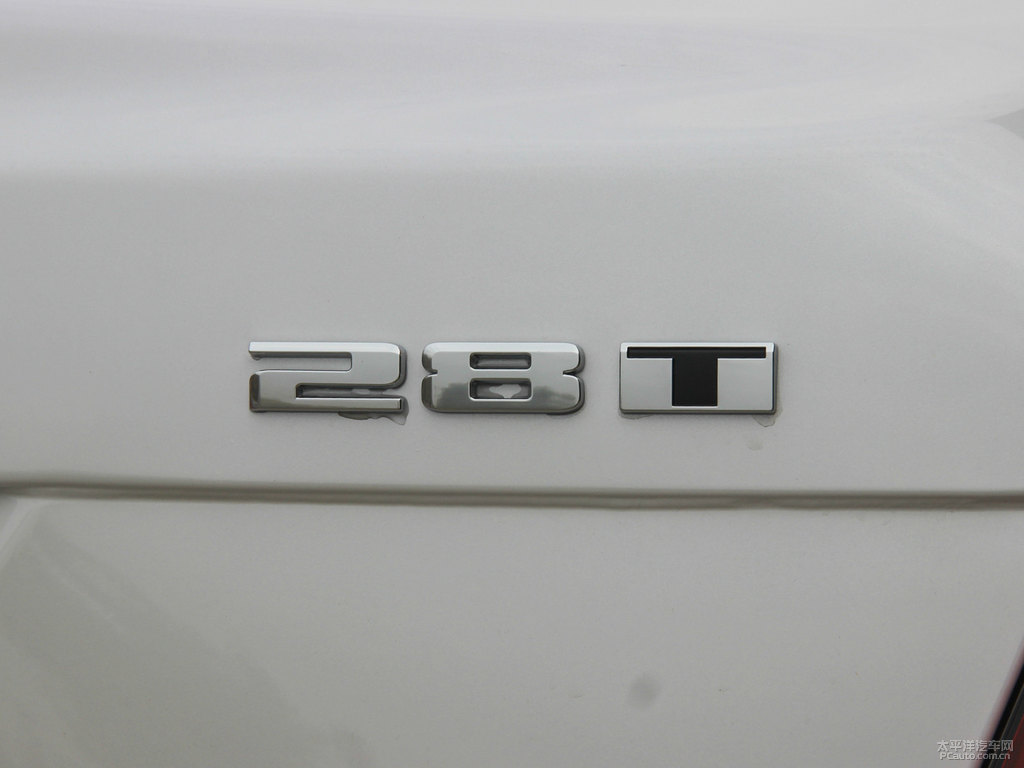 鉆白凱迪拉克CT6車尾外觀圖片