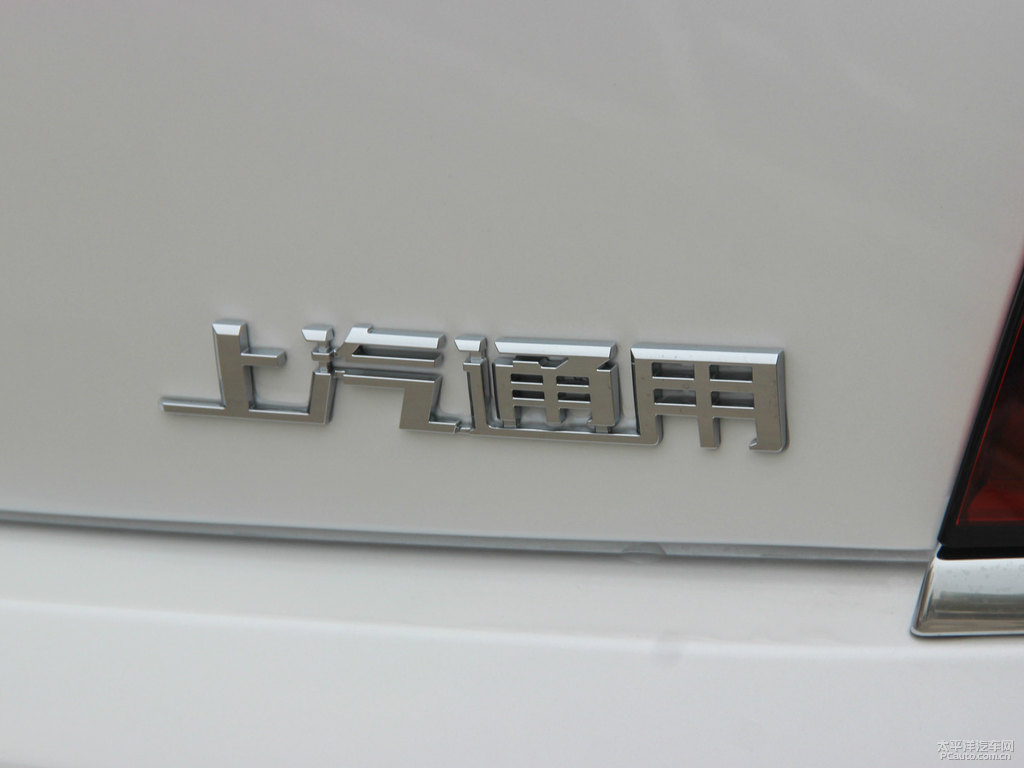 鉆白凱迪拉克CT6車尾外觀圖片