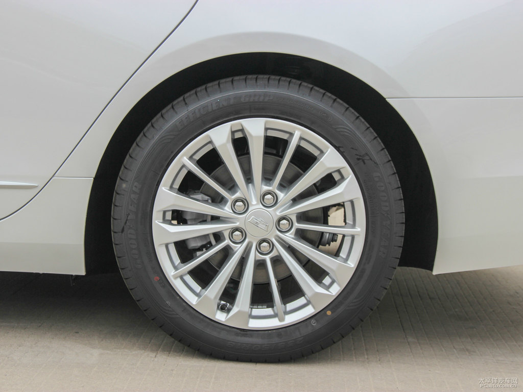 鉆白凱迪拉克CT6車身外觀圖片