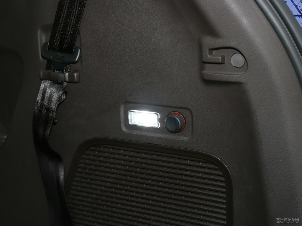 星翰藍(lán)榮威RX8后備廂空間圖片