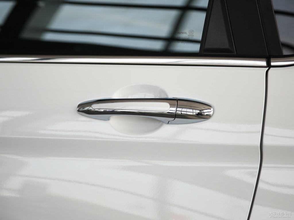 簡(jiǎn)約白哈弗M6車(chē)身外觀(guān)圖片