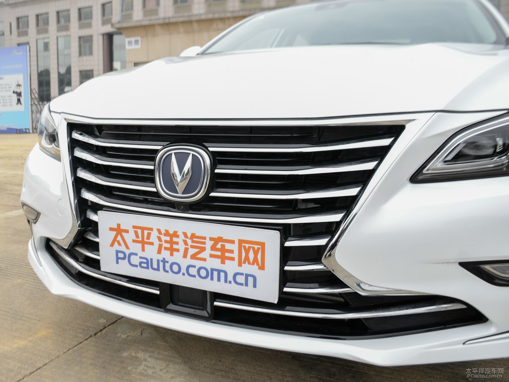 月光白睿騁CC車頭外觀圖片