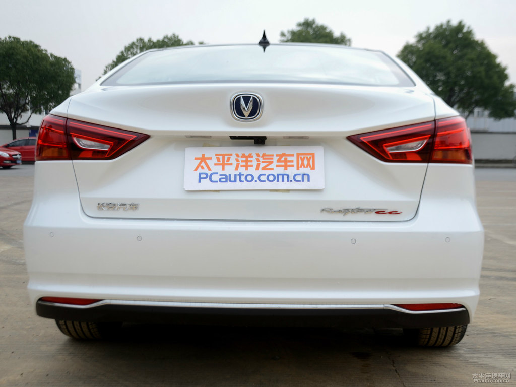 月光白睿騁CC車尾外觀圖片