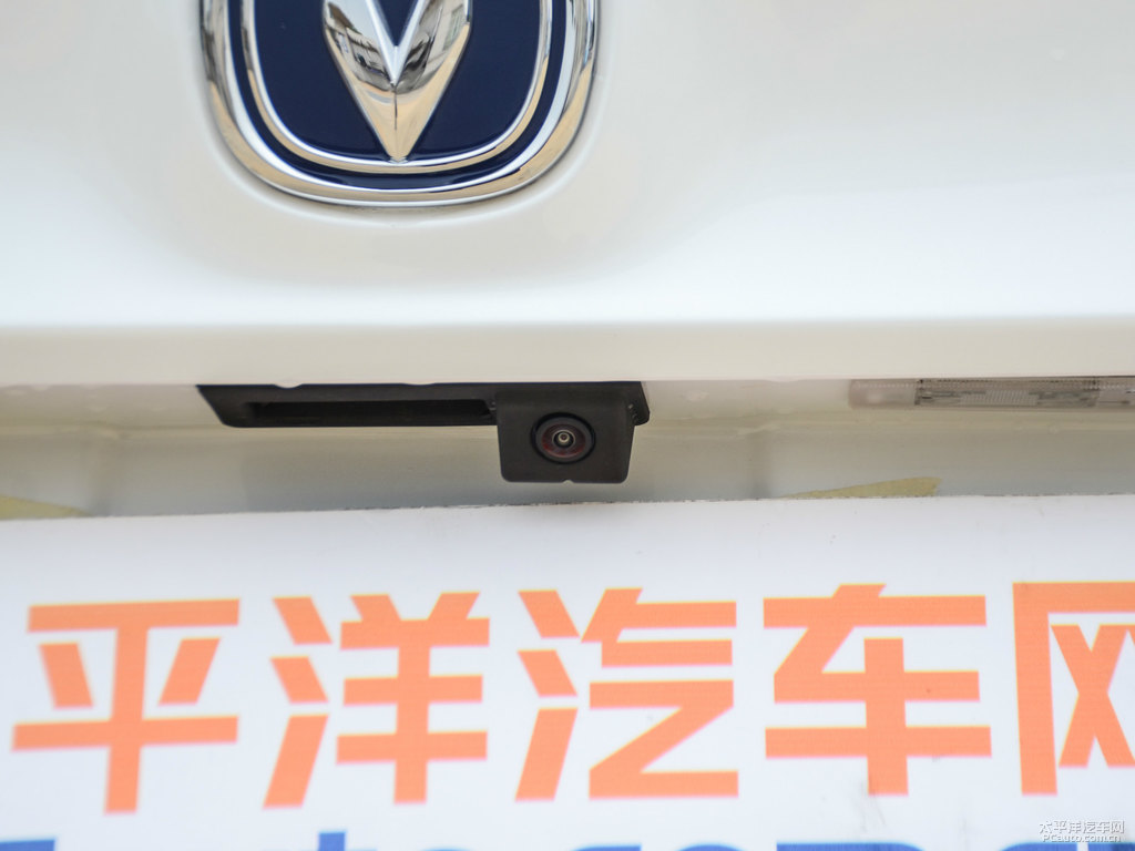 月光白睿騁CC車尾外觀圖片