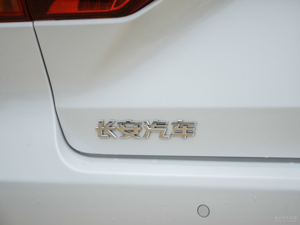 月光白睿騁CC車尾外觀圖片