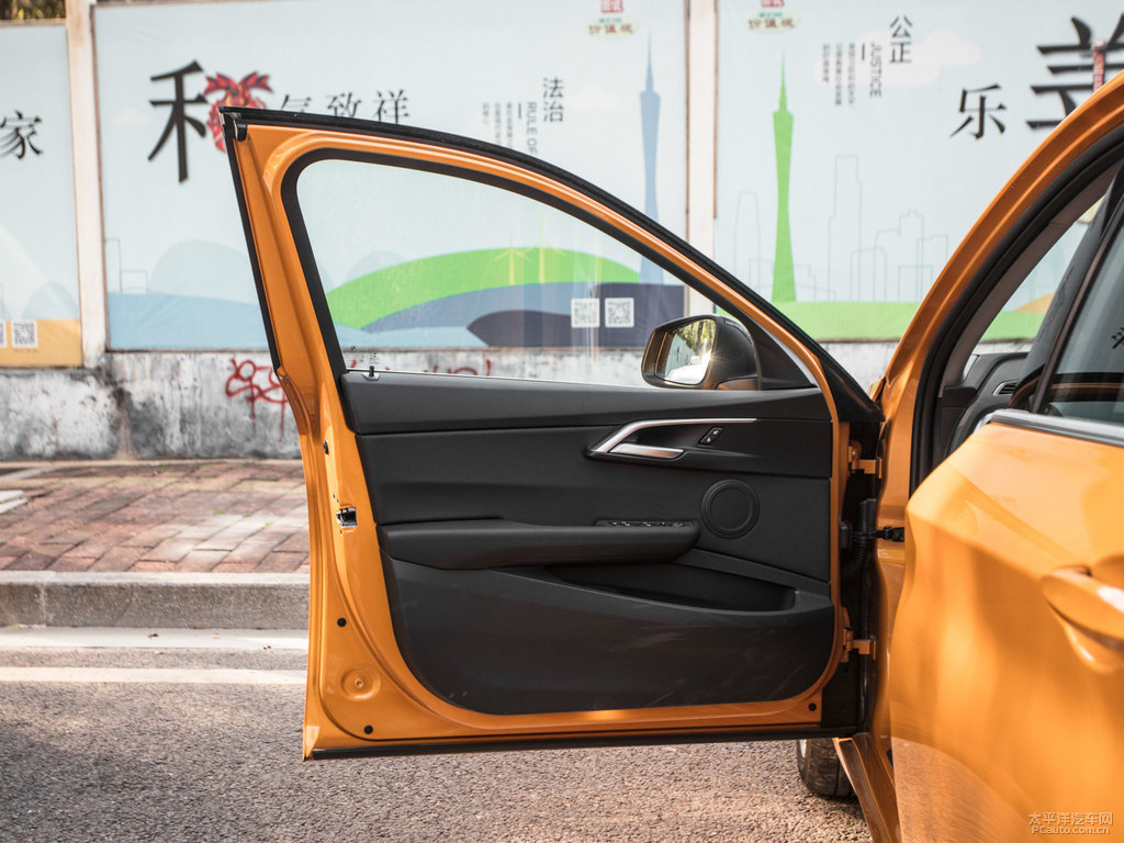 曙光金寶馬1系車廂內(nèi)飾圖片