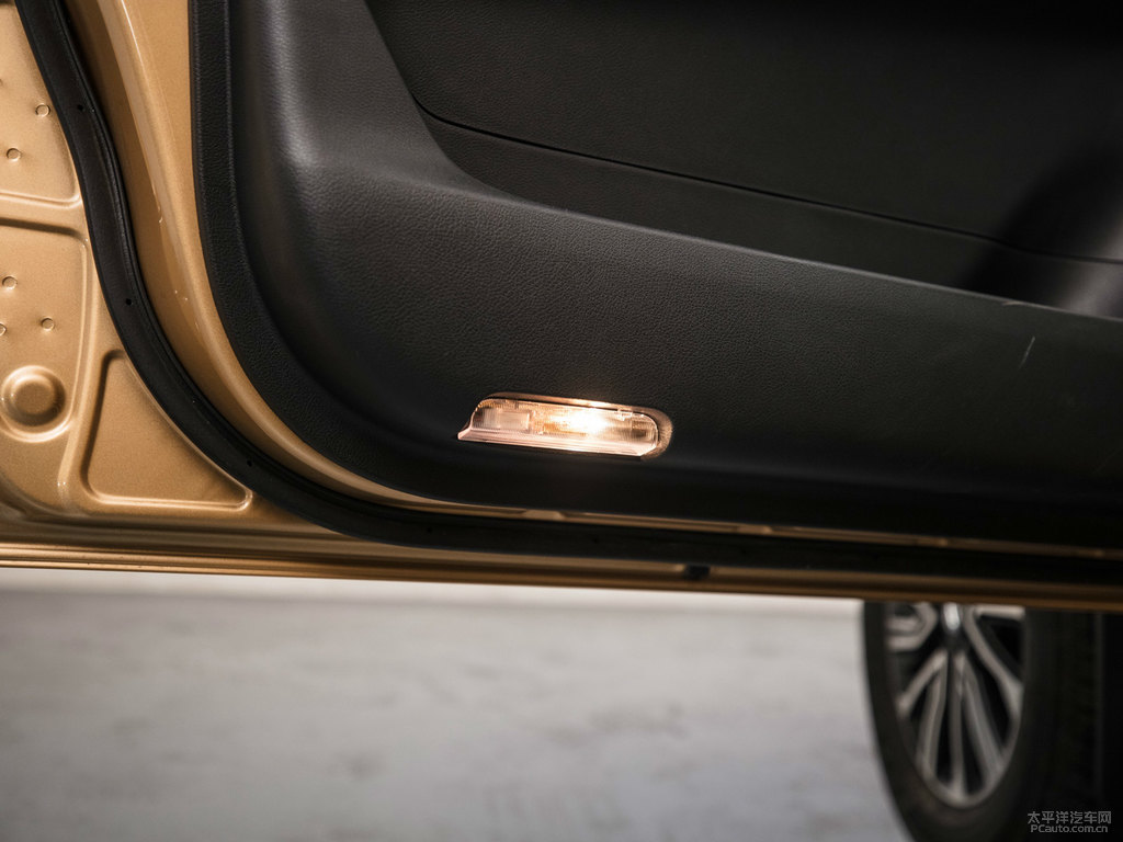 天漠金途達(dá)車廂內(nèi)飾圖片