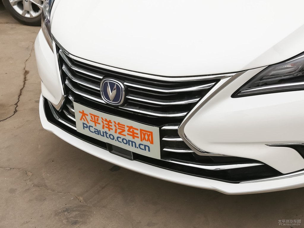 閃光冰晶白逸動車頭外觀圖片
