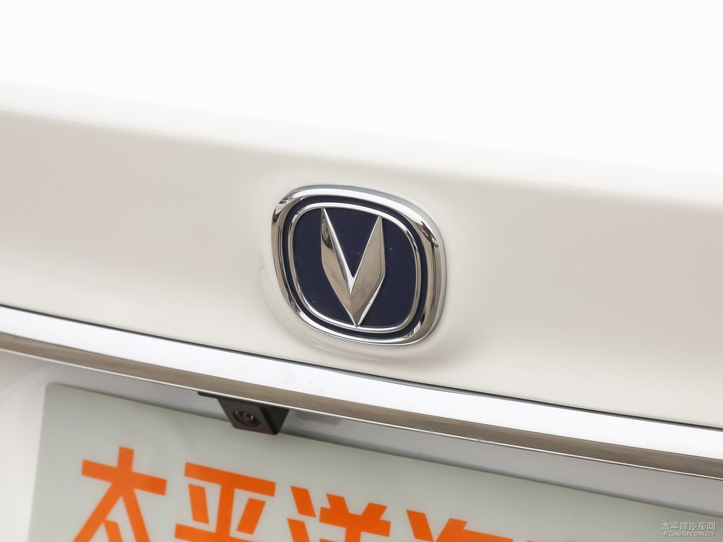 閃光冰晶白逸動(dòng)車尾外觀圖片