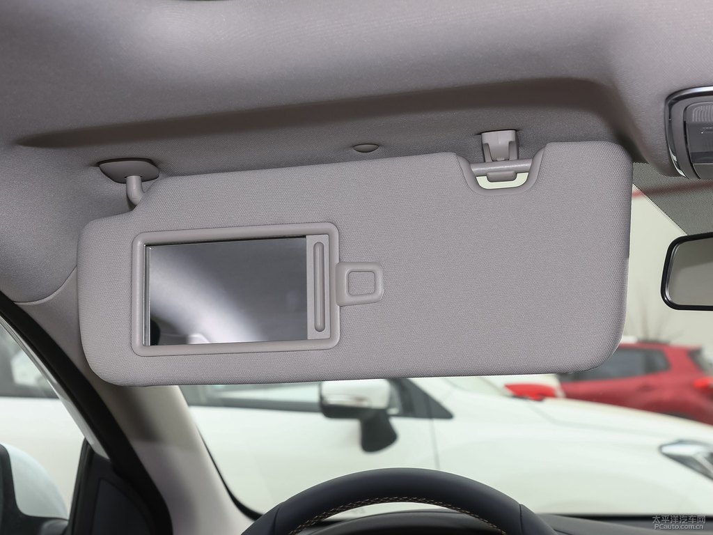 閃光冰晶白逸動車廂內(nèi)飾圖片