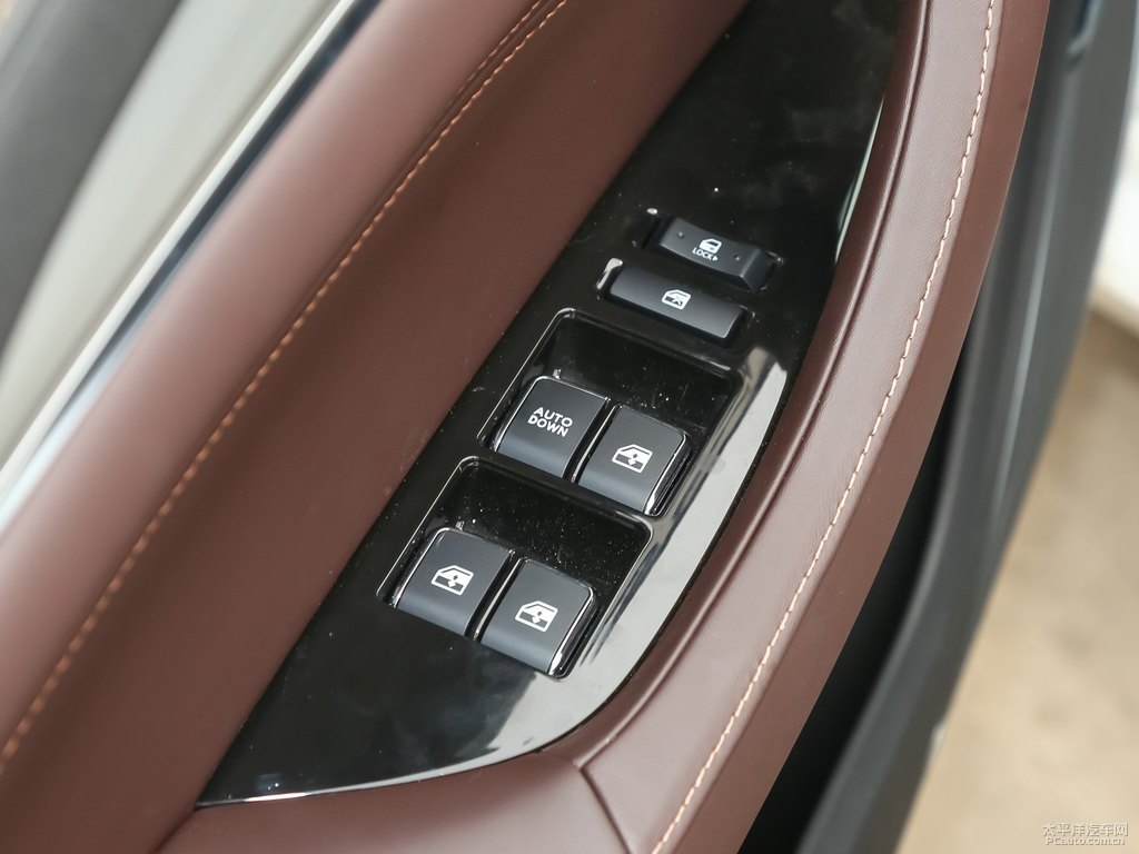 閃光冰晶白逸動車廂內(nèi)飾圖片