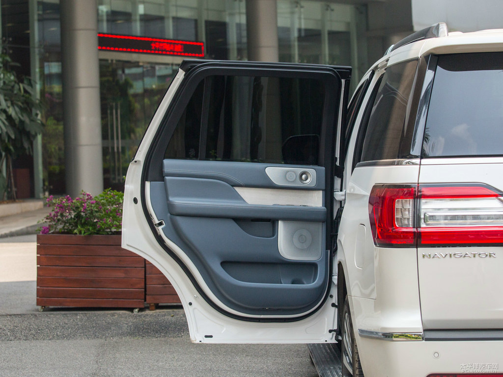 鉑鉆白領(lǐng)航員車廂內(nèi)飾圖片