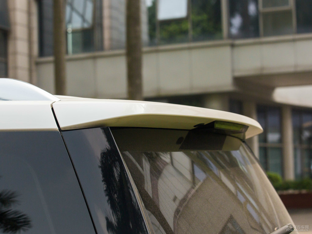 鉑鉆白領(lǐng)航員車尾外觀圖片