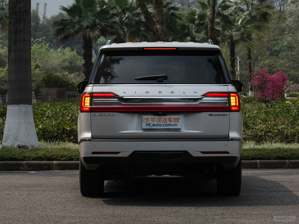 鉑鉆白領(lǐng)航員車(chē)尾外觀圖片
