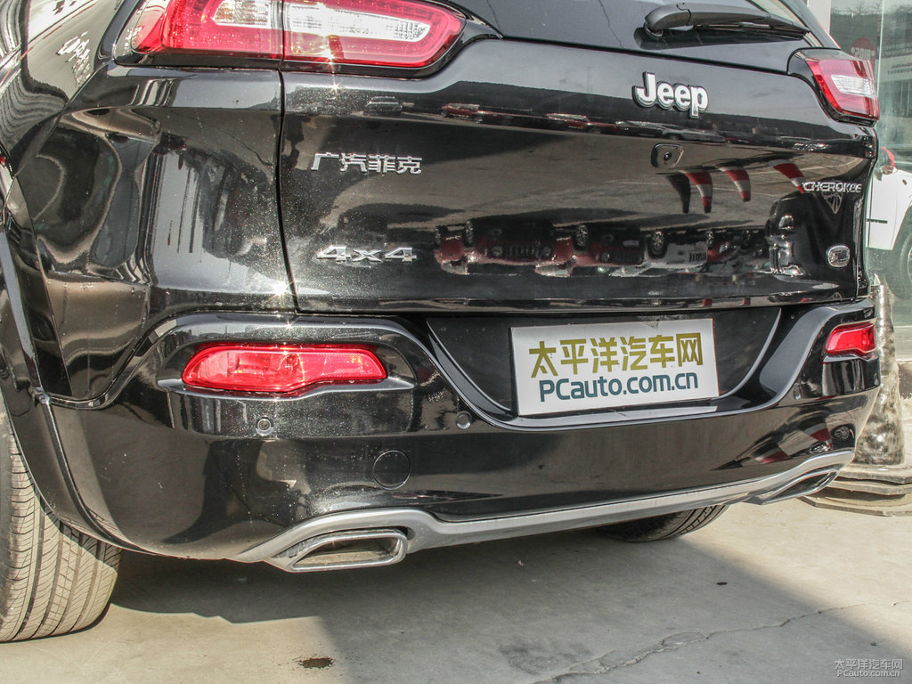 自由光車尾外觀圖片