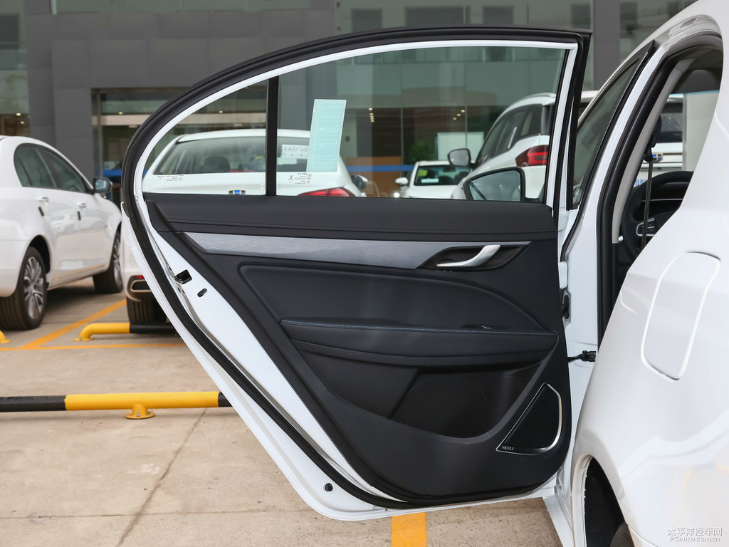 冰晶白帝豪新能源車廂內(nèi)飾圖片