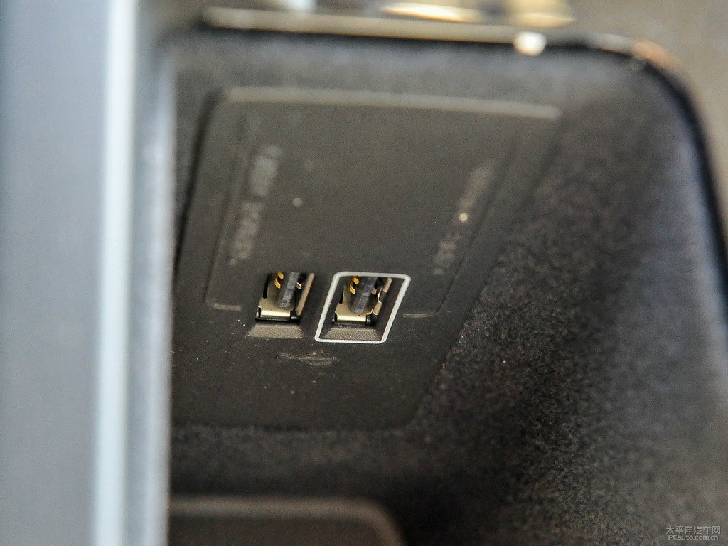楓木棕沃爾沃XC60儲物空間空間圖片
