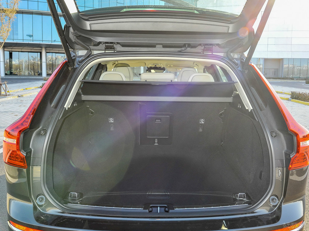 楓木棕沃爾沃XC60后備廂空間圖片