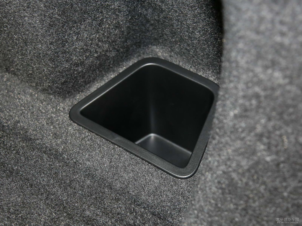巧克力棕榮威RX5后備廂空間圖片