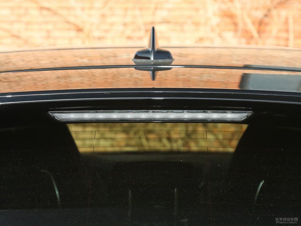 白領(lǐng)克02車(chē)尾外觀圖片