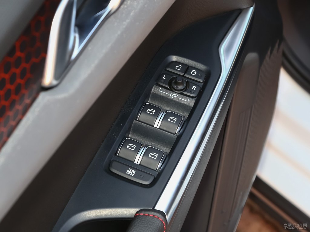 白領克02車廂內飾圖片