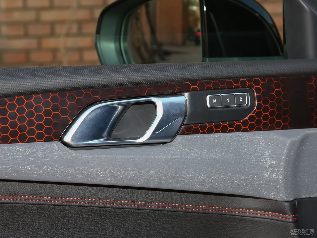白領(lǐng)克02車廂內(nèi)飾圖片