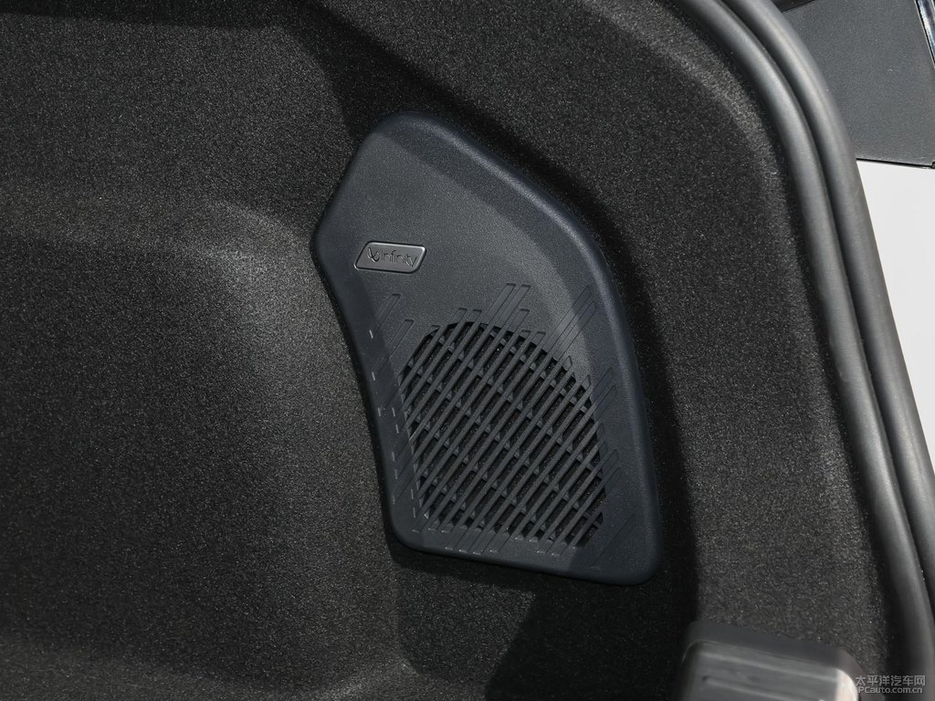 白領(lǐng)克02后備廂空間圖片