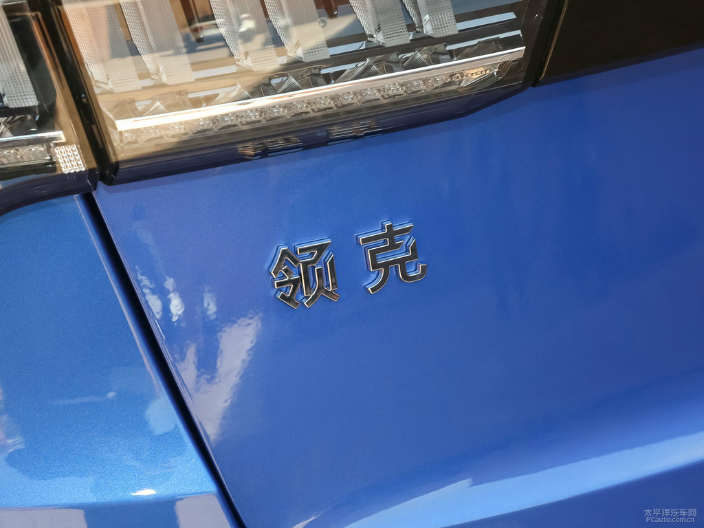 藍(lán)領(lǐng)克02車尾外觀圖片