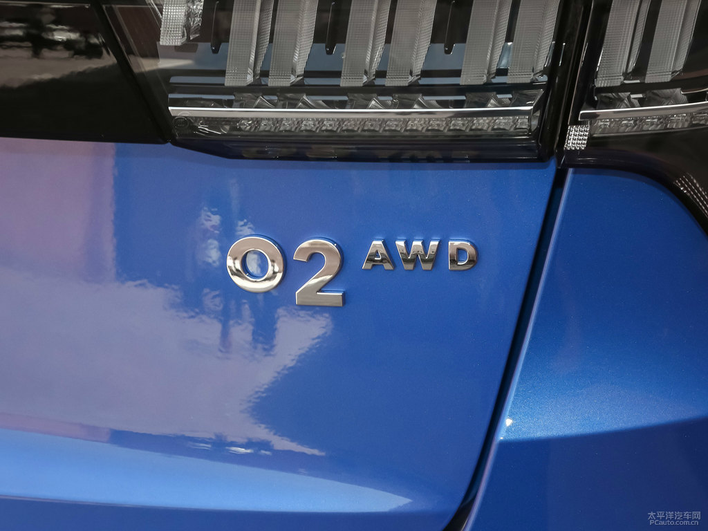 藍(lán)領(lǐng)克02車尾外觀圖片
