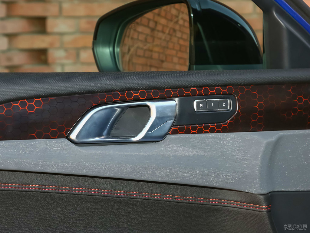 藍(lán)領(lǐng)克02車廂內(nèi)飾圖片