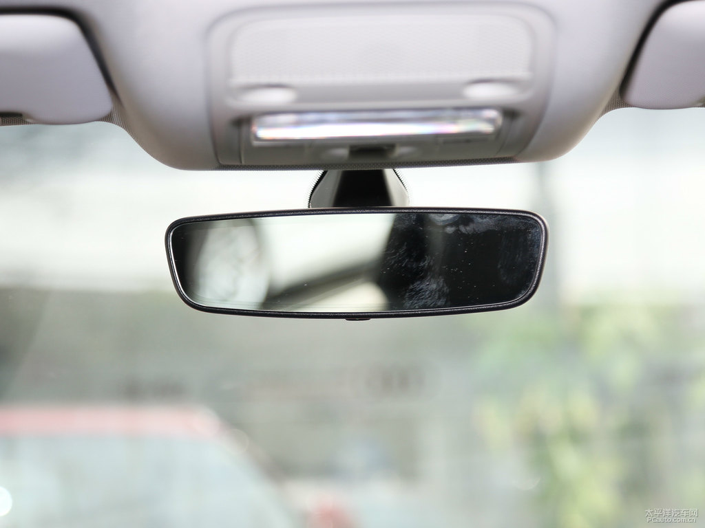 米薩諾紅奧迪Q3車廂內飾圖片