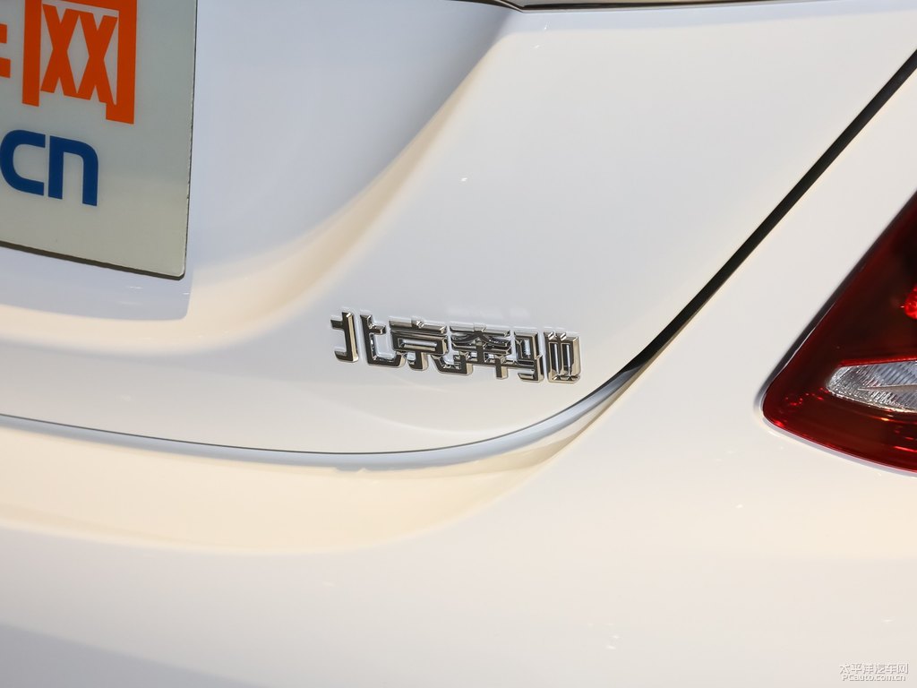 北極白奔馳C級(jí)車尾外觀圖片