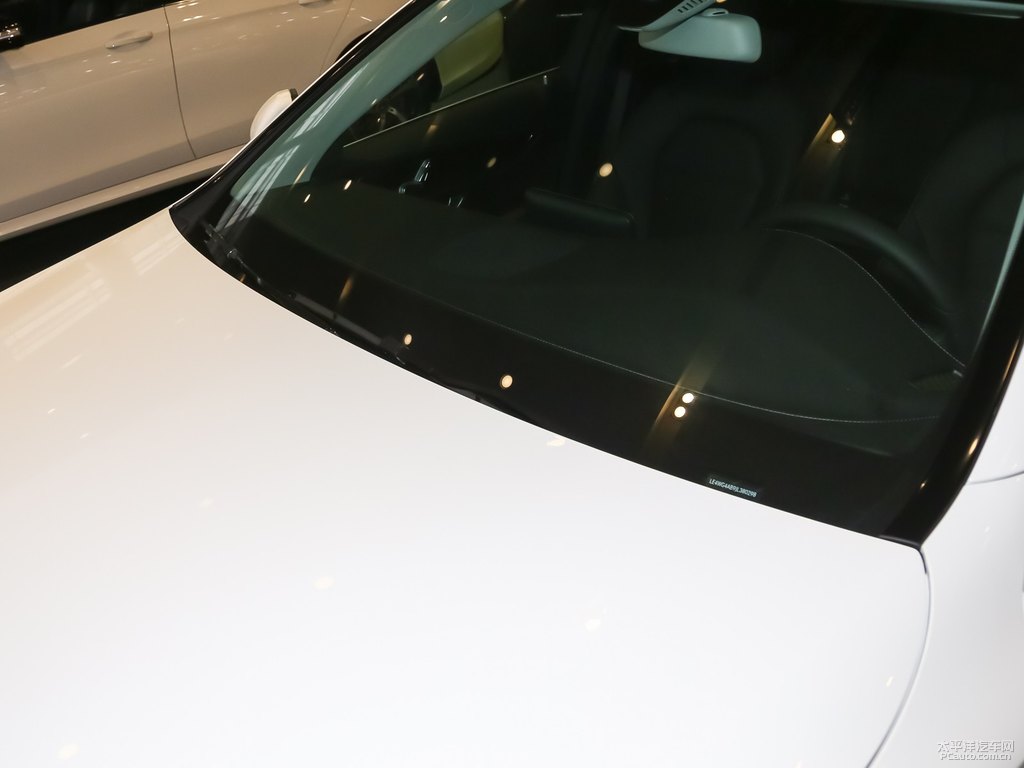 北極白奔馳C級車身外觀圖片