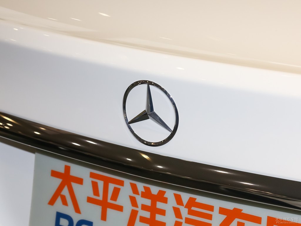 北極白奔馳C級車尾外觀圖片