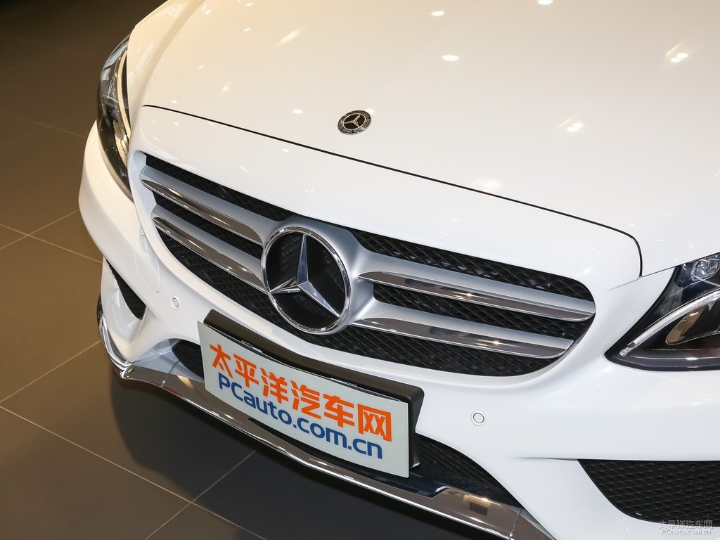 北極白奔馳C級車頭外觀圖片