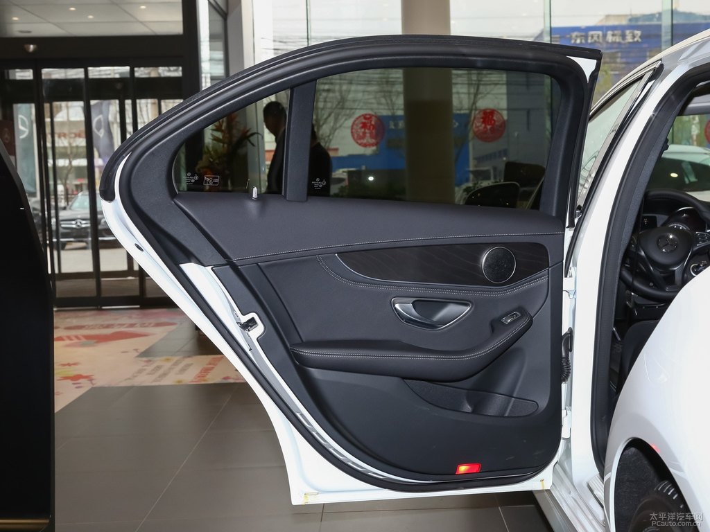 北極白奔馳C級車廂內(nèi)飾圖片