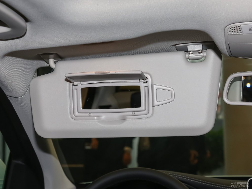 北極白奔馳C級(jí)車廂內(nèi)飾圖片