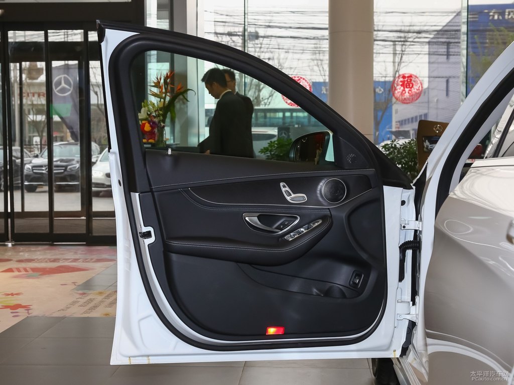 北極白奔馳C級(jí)車廂內(nèi)飾圖片