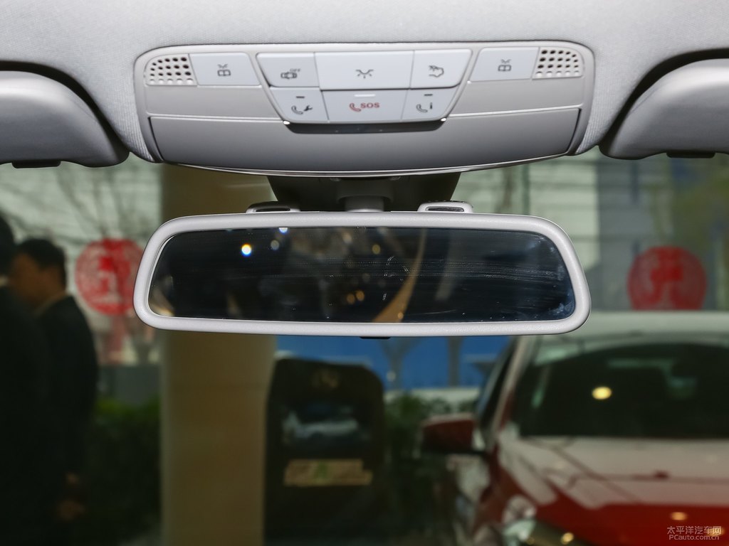 北極白奔馳C級(jí)車廂內(nèi)飾圖片