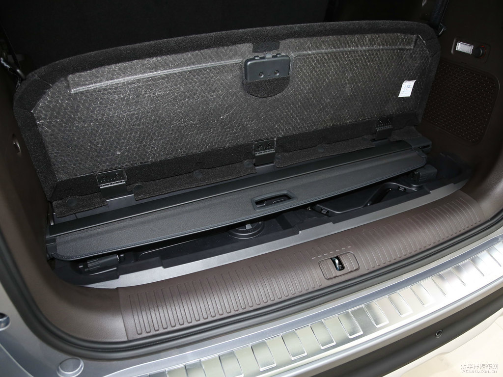 電光灰榮威RX8后備廂空間圖片