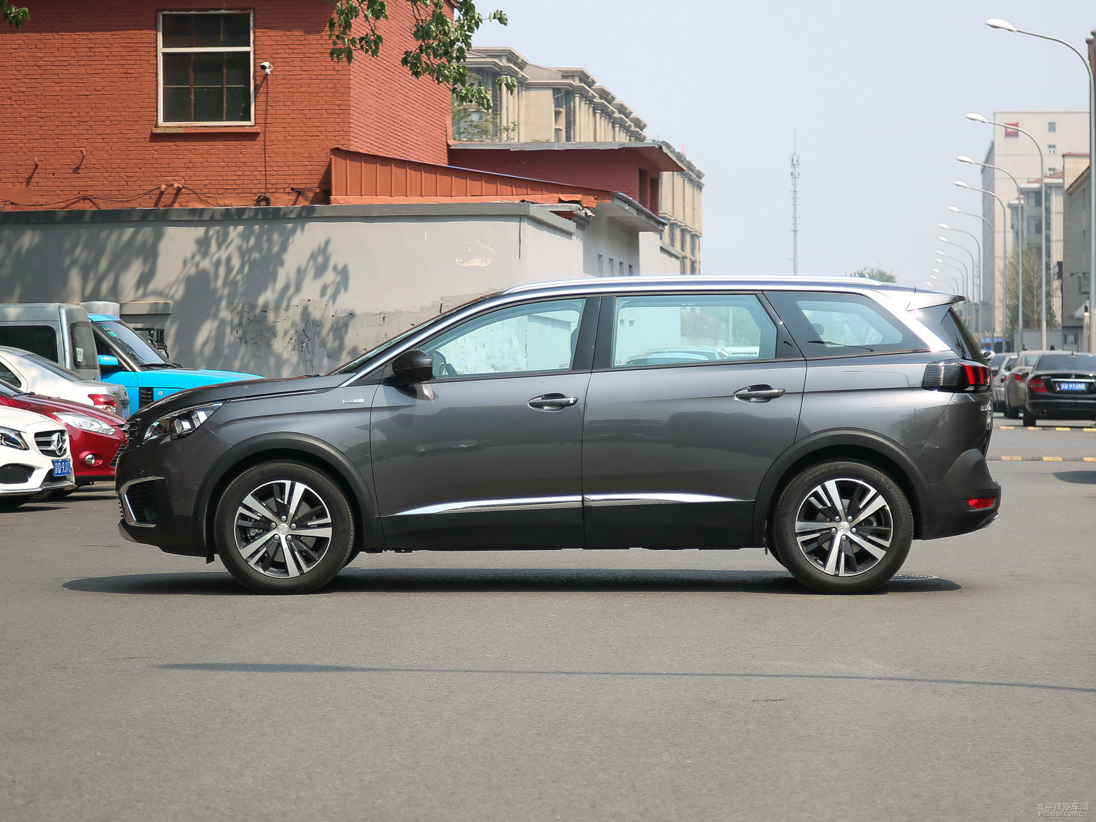 標(biāo)致5008外觀高清大圖