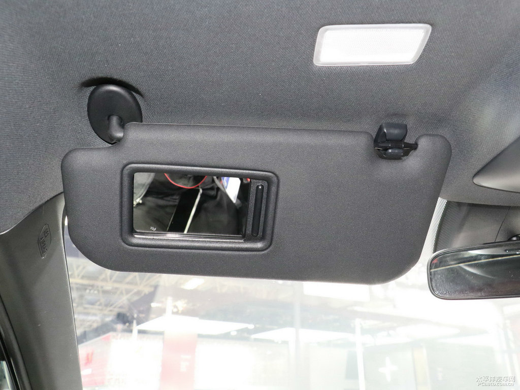 絳珠紅+黑頂奕澤IZOA車廂內飾圖片