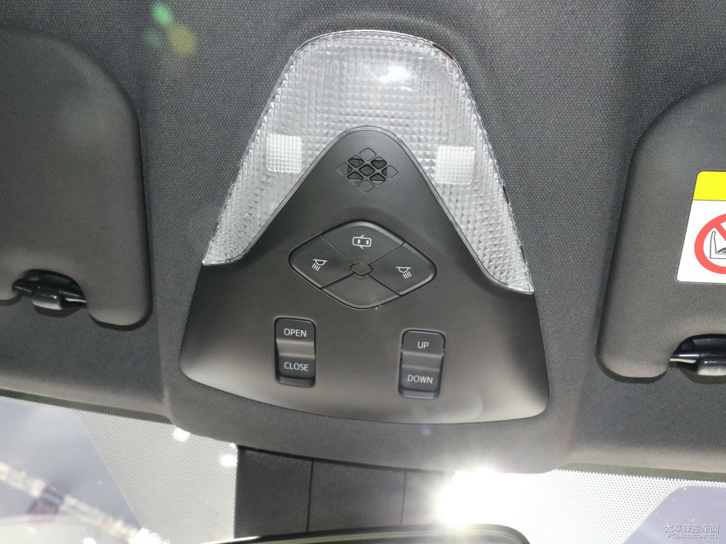 絳珠紅+黑頂奕澤IZOA車廂內(nèi)飾圖片